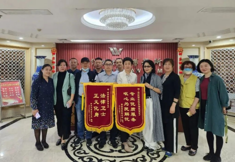 律所動態(tài) | 業(yè)主購房十?dāng)?shù)年難辦證，管理人多番努力終解決——購房業(yè)主向管理人維特所及黃昭毅律師贈送錦旗