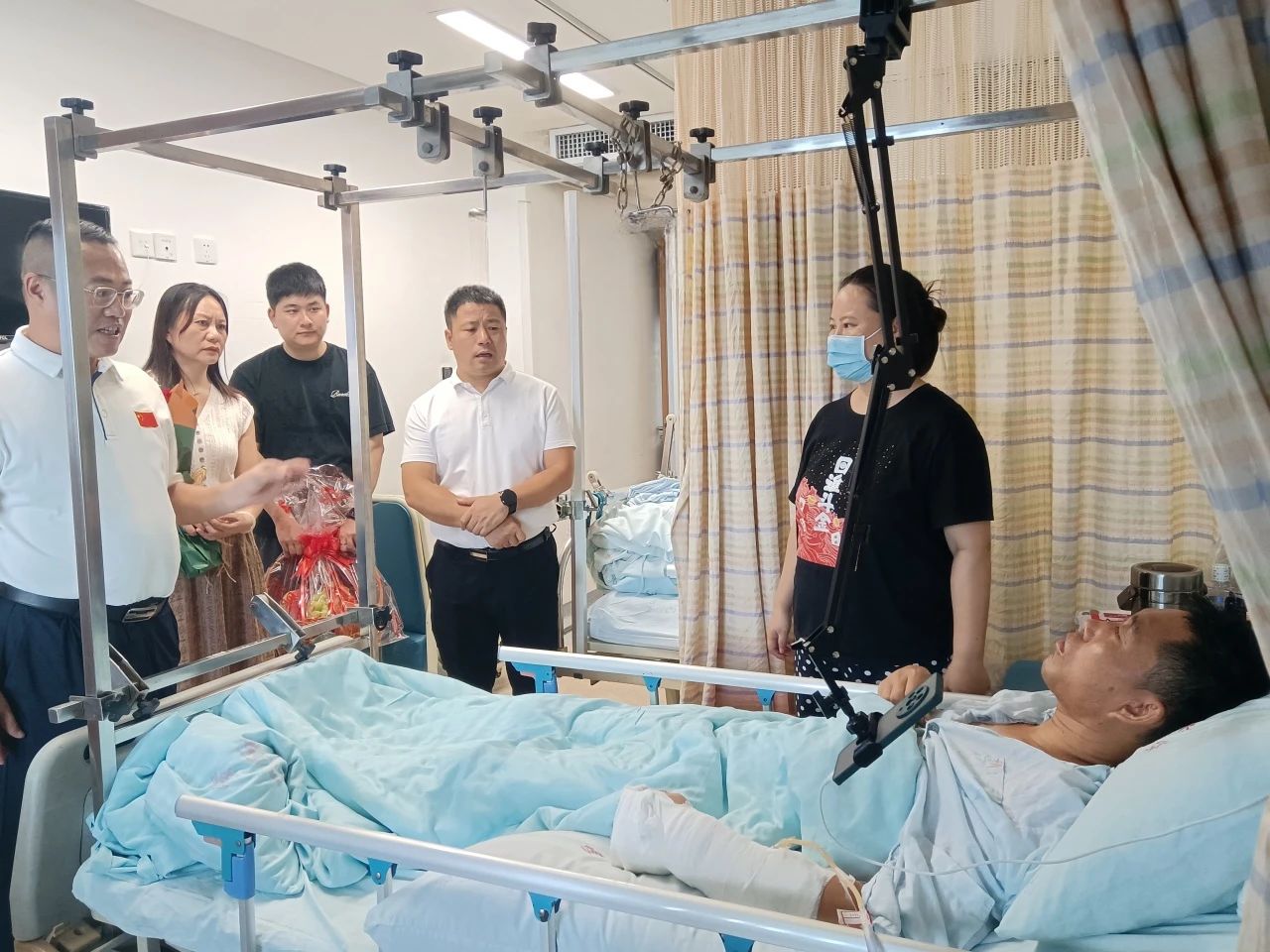 省律師協(xié)會派員看望慰問救災受傷律師